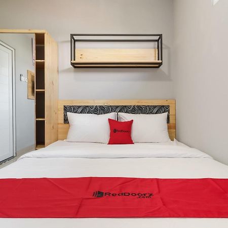 Готель Reddoorz Near Plaza Atrium Senen Джакарта Екстер'єр фото