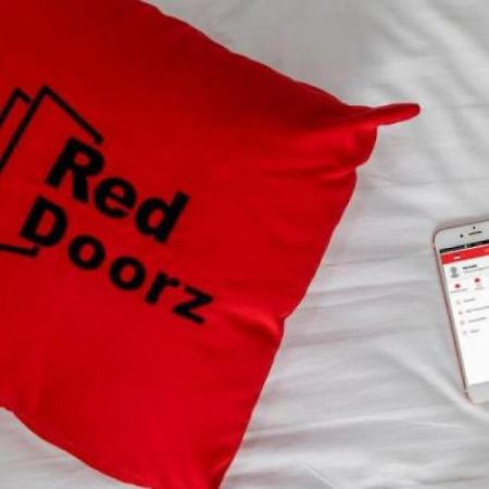 Готель Reddoorz Near Plaza Atrium Senen Джакарта Екстер'єр фото
