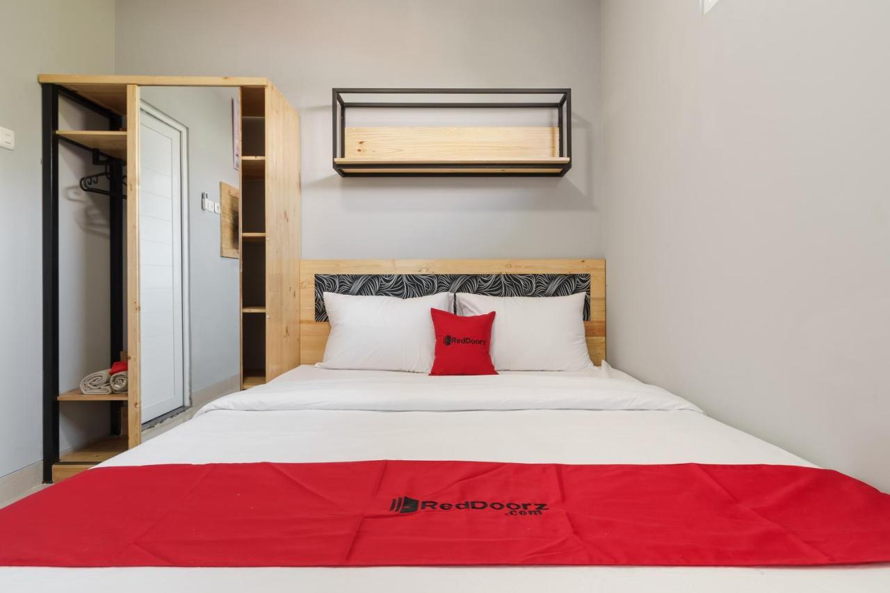 Готель Reddoorz Near Plaza Atrium Senen Джакарта Екстер'єр фото