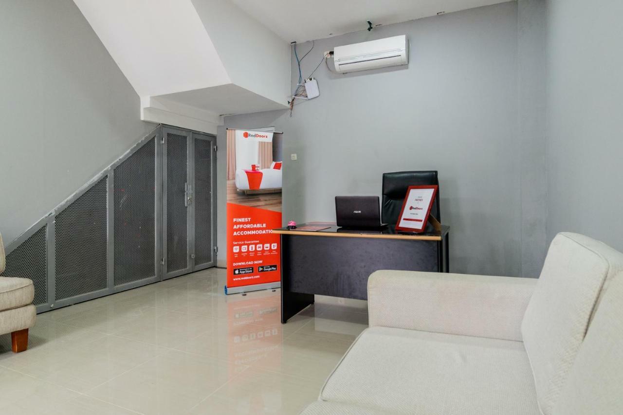 Готель Reddoorz Near Plaza Atrium Senen Джакарта Екстер'єр фото