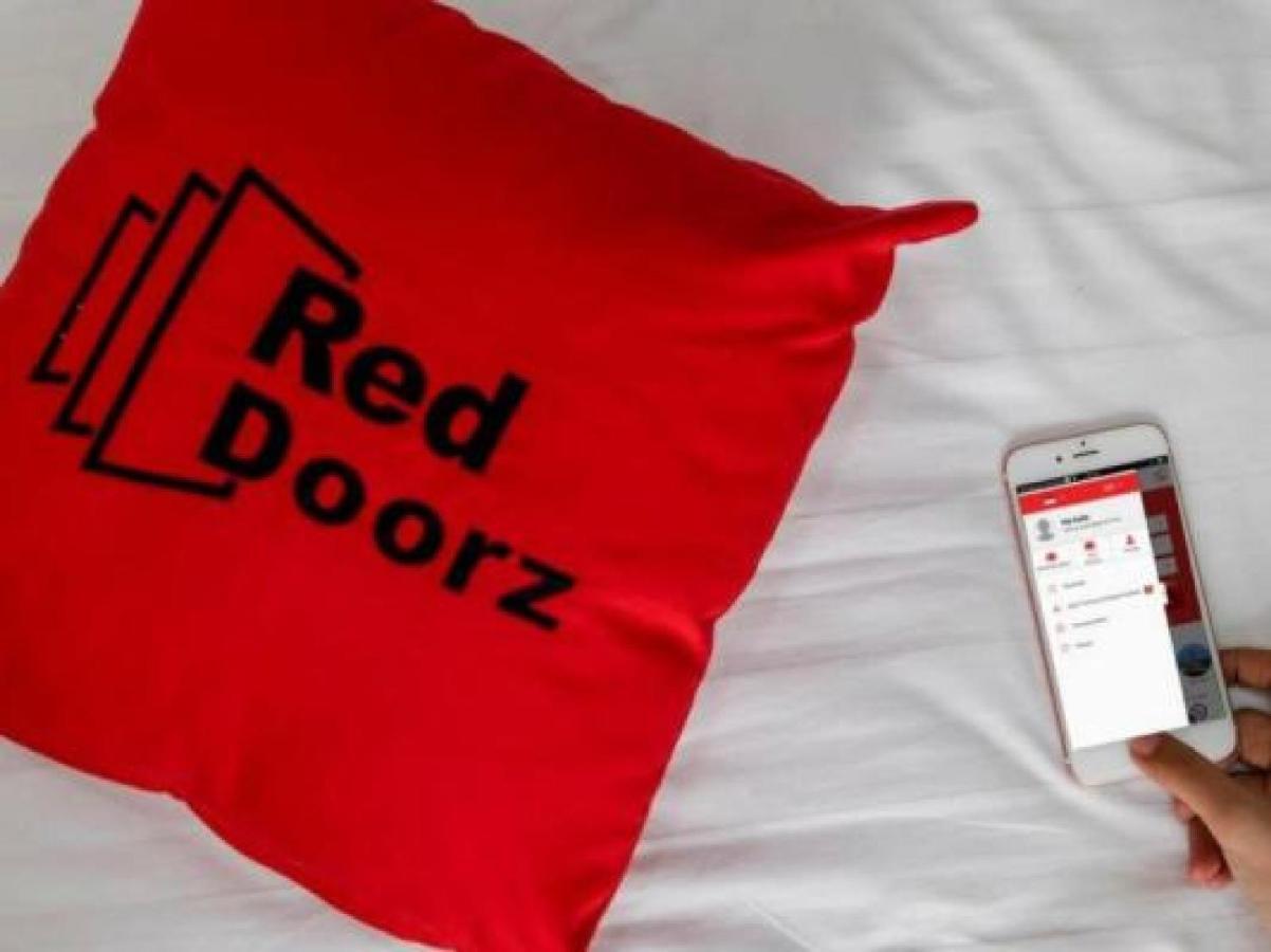Готель Reddoorz Near Plaza Atrium Senen Джакарта Екстер'єр фото